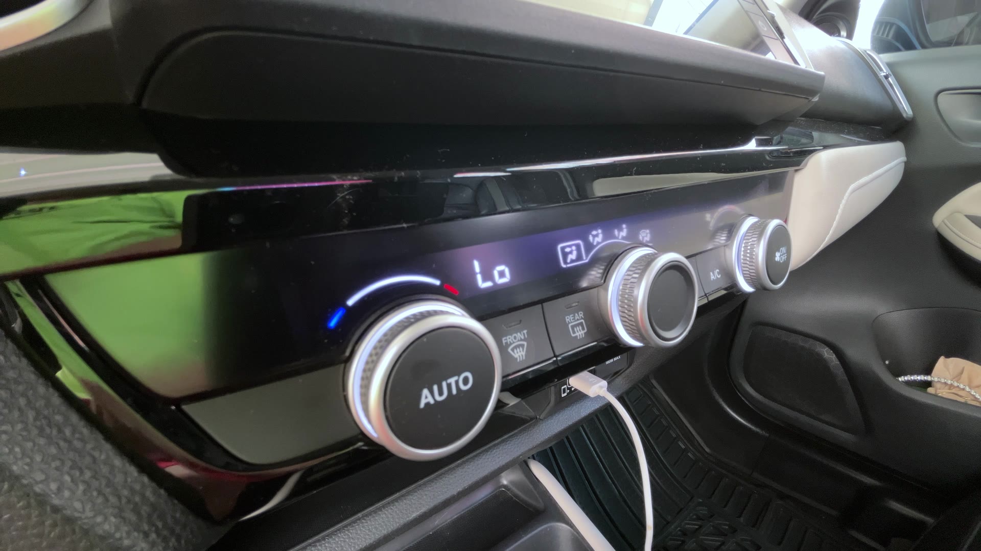 Panel de control de aire acondicionado de un vehículo